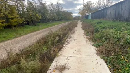 Ironia sorții. O comună din România are drumuri de pământ, dar piste de biciclete asfaltate