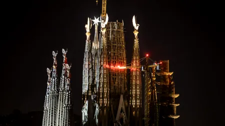 Sagrada Familia: Turlele celor patru evangheliști finalizate și pentru prima dată luminate
