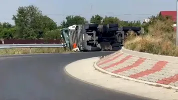 Pericol pe șosea: cisternă cu 19.000 de litri de gaz metan răsturnată pe DN 24A
