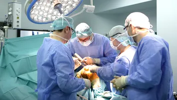 După operație la genunchi, se credea în SUA și nu-și recunoștea părinții