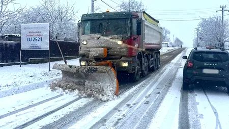 Crăciun cu zăpadă: Ninsori viscolite și intervenții dificile pe șosele