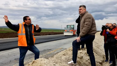 Premierul Marcel Ciolacu efectuează o vizită pe șantierul A7 pentru a verifica stadiul lucrărilor