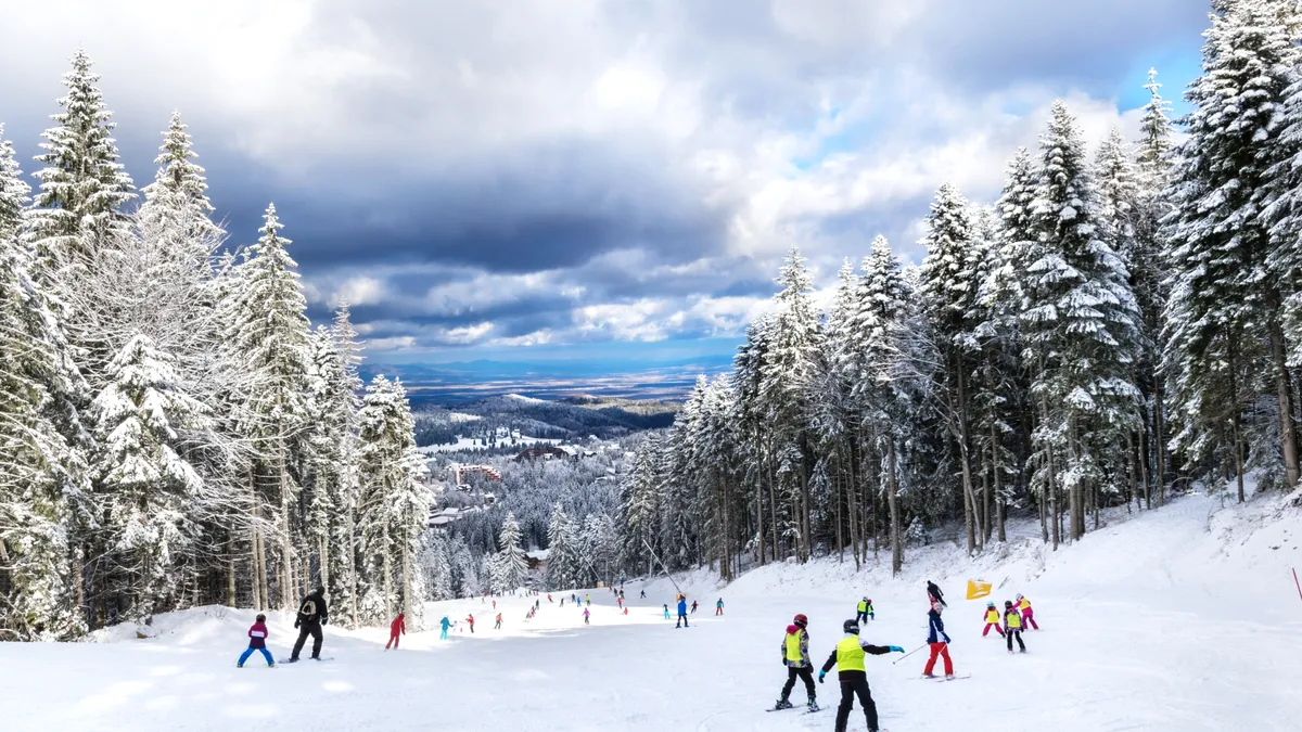 Cele mai ieftine stațiuni montane din România. Unde ne organizăm vacanța de iarnă pe bani puțini