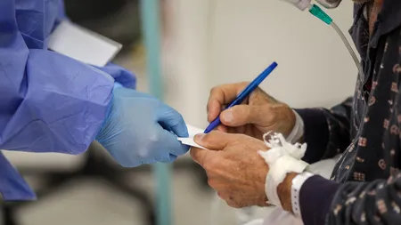 Crește numărul persoanelor diagnosticate cu Covid, dar majoritatea formelor sunt uşoare