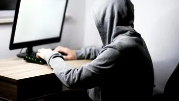 Capcanele din umbră: înșelătoriile online și „ofertele” miraculoase lasă românii fără bani
