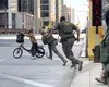 Un biciclist umilește 10 agenți federali în centrul Chicago! Imagini virale