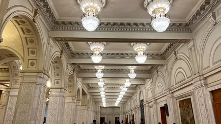 Exemplu de risipă? Holurile Parlamentului, puternic iluminate în plin risc de blackout din cauza caniculei (VIDEO)