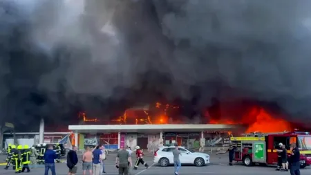 Rușii au atacat cu rachete un mall ucrainean în care erau peste 1.000 de persoane (video)