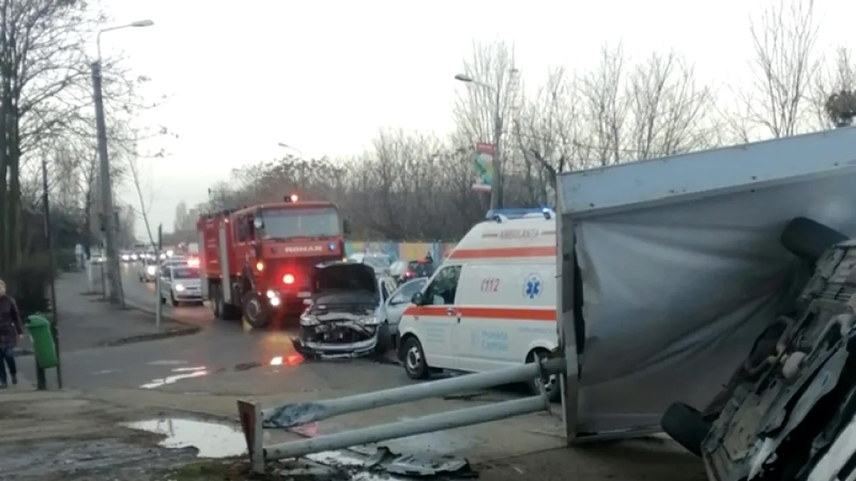 Două eleve au fost lovite de o mașină pe trotuar, în Capitală