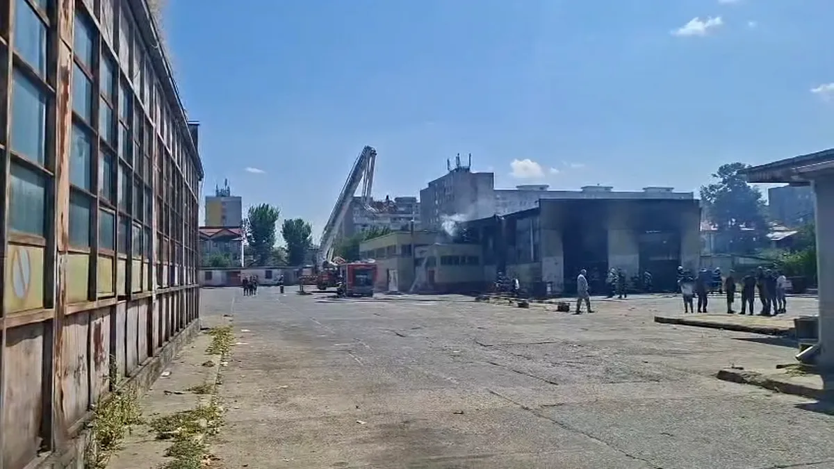 Incendiu la Autobaza STB Ferentari. Flăcările au cuprins și un autobuz din hală