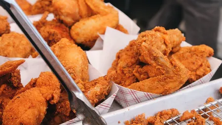 Un lanț de restaurante fast-food dă drumul la angajări în ciuda pandemiei