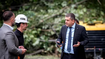 Miruță, după o oră de stat în coloană, critică modul în care sunt făcute lucrările pe Valea Oltului: Traficul este oprit haotic și prea mult timp