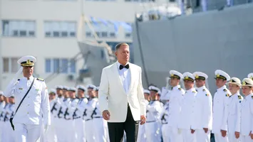 Cine să-i înțeleagă? Iohannis strălucea vestimentar de Ziua Marinei. Urmașul său, Nicușor Dan, o face prin absență!
