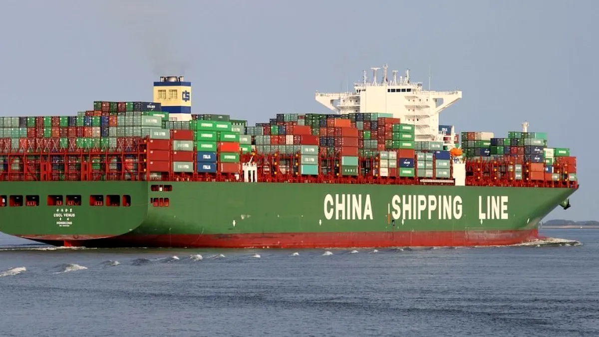 Criză de containere maritime: transportatorii preferă să trimită containere goale spre China