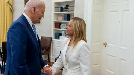 Președintele Joe Biden, aspru criticat că a sărutat-o pe Giorgia Meloni pe… păr!