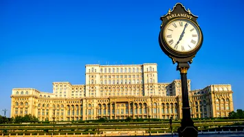 Palatul Parlamentului, iluminat în albastru vineri seara, de Ziua europeană de luptă împotriva traficului de persoane