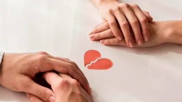 Lege nouă la Senat. La divorţ poţi lua numele soţului fără să-i mai ceri voie