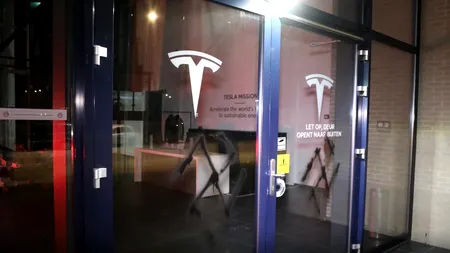 Faţada unui showroom auto Tesla a fost pictată cu svastici