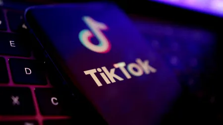 O mamă inconștientă s-a ales cu dosar penal, după ce și-a scăldat copilul în zăpadă. Ea răspundea unei provocări de pe TikTok