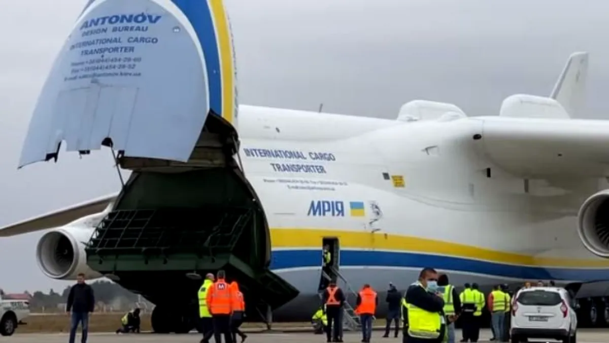 „Gigantul cerului” a aterizat în România. Este cel mai mare avion din lume VIDEO