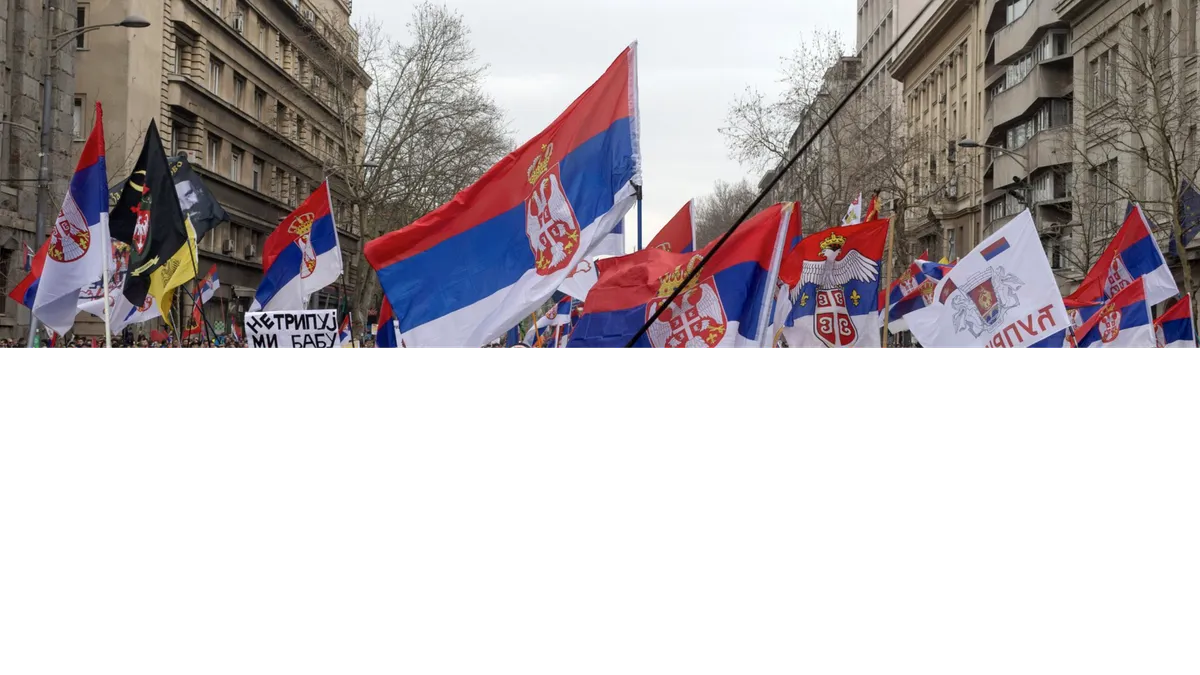 Alertă! O mașină a intrat în plin în mulțime la cel mai mare protest antiguvern din Serbia (VIDEO)
