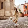 4 moduri de a accesoriza un trench: curele, eșarfe, genți