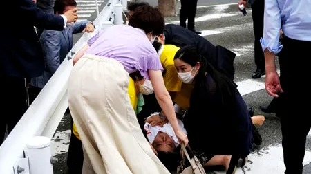 Fostul premier al Japoniei a fost împușcat (video)