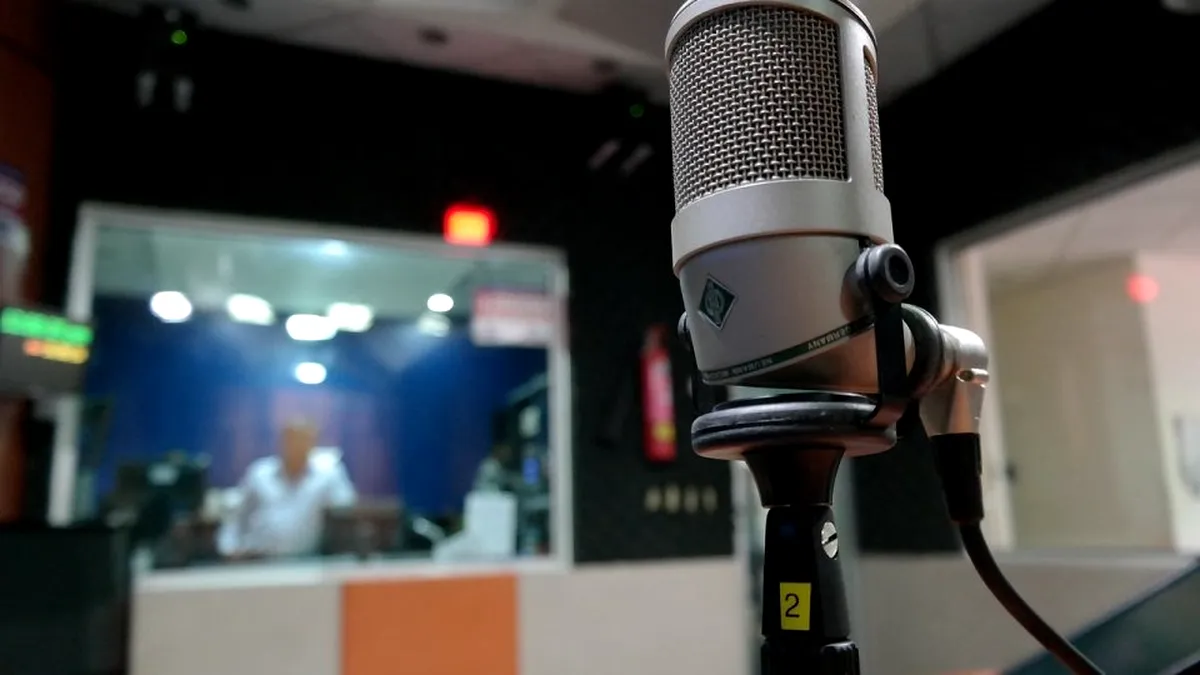 Viitorul sună tehnologic: Un post de radio și-a concediat jurnaliștii și i-a înlocuit cu „prezentatori” AI