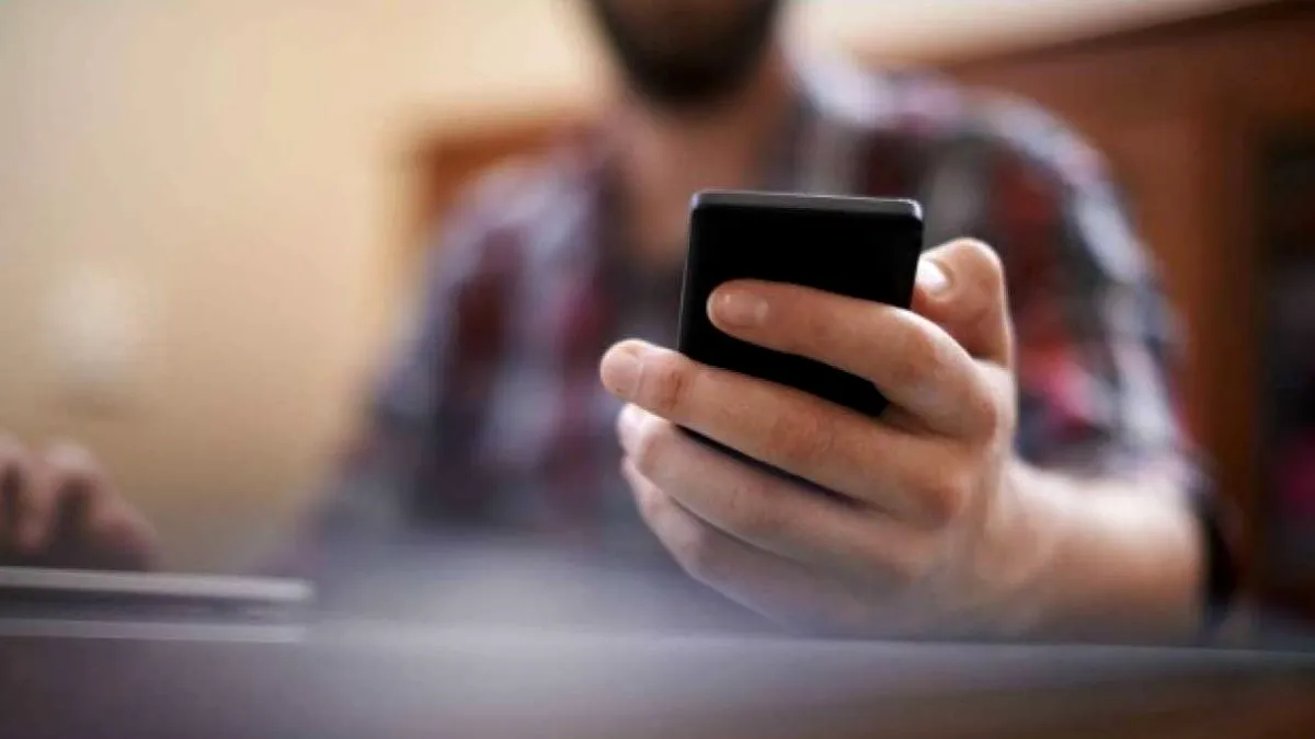 Un hoț a furat telefonul unui bărbat în timpul unui live pe Facebook, iar 20.000 de internauți i-au văzut fața VIDEO
