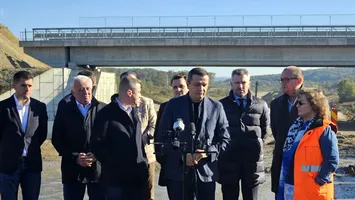 Cel mai așteptat lot de autostradă din România a intrat în execuție! Are 2,13 km de tuneluri. Grindeanu: „Este o rușine ce s-a întâmplat aici!“ (VIDEO)