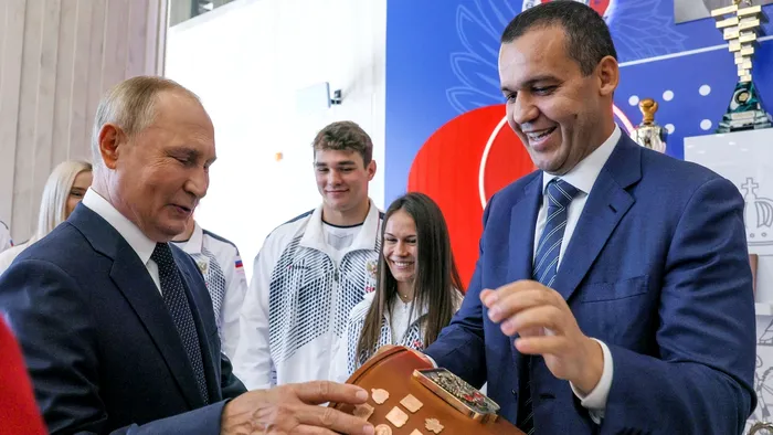 Președintele IBA Umar Kremlev (dreapta) alături de președintele rus Vladimir Putin