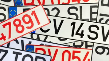 Plăcuțele de înmatriculare vin direct la ușă. MAI simplifică procedura pentru șoferi