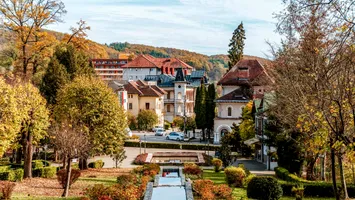 Stațiunea unde respiri sănătate și vindecare la fiecare pas. Colțul românesc unde timpul se oprește în loc