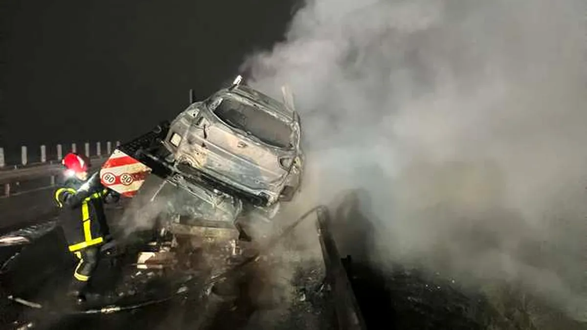 Un autotren cu opt mașini a luat foc la Arad