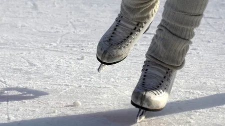 Sportivii ruși și belaruși au fost suspendați de la toate competițiile internaționale de patinaj pe gheață