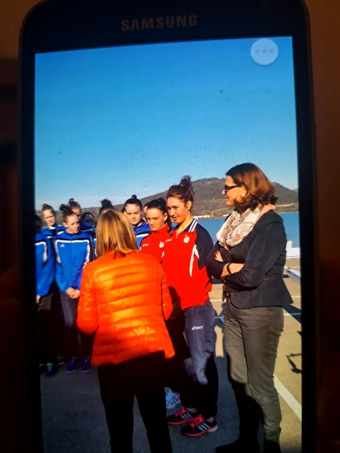 Elisabeta Lipă, la Orșova, cu lotul de canotaj. 