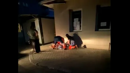 O femeie a născut pe trotuar, în curtea Spitalului Urziceni. I-au refuzat internarea pe motiv că n-au medic și loc
