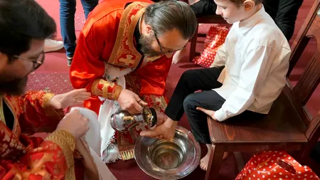 În Joia Mare, rânduiala spălării picioarelor a 12 copii din familii nevoiașe, asemenea Mântuitorului