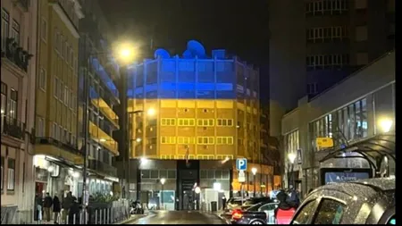 Ambasadorul Rusiei în Portugalia s-a făcut galben – albastru, când a văzut clădirea ambasadei luminată în culorile Ucrainei!