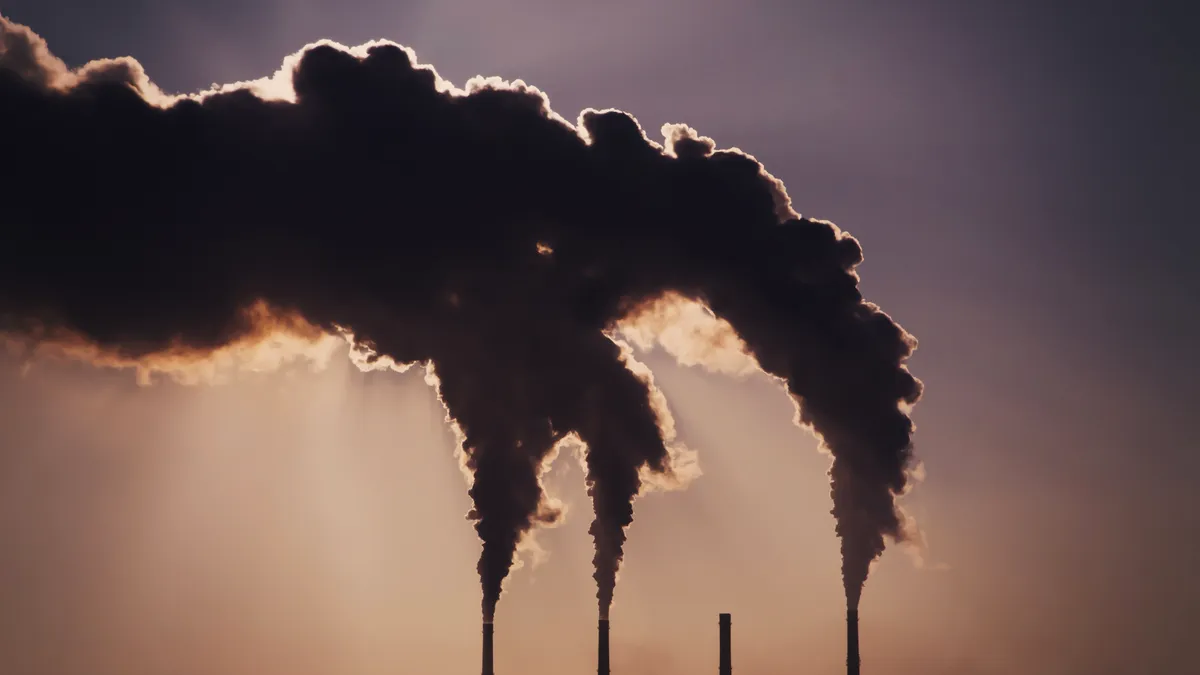 România scoate la licitație „dreptul de a polua”: Guvernul schimbă regulile pentru certificatele de emisii de CO2