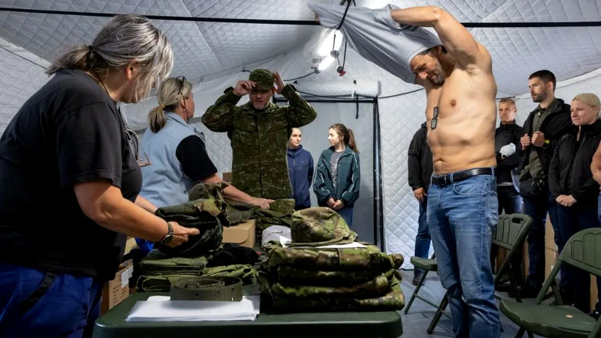 Țara din UE în care președintele se pregătește în caz de război. Și-a lăsat costumul și a îmbrăcat echipamentul militar