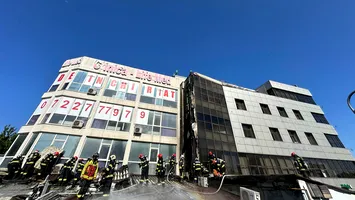Hotelul Sir, în flăcări. Focul a ajuns la terasă și fațadă