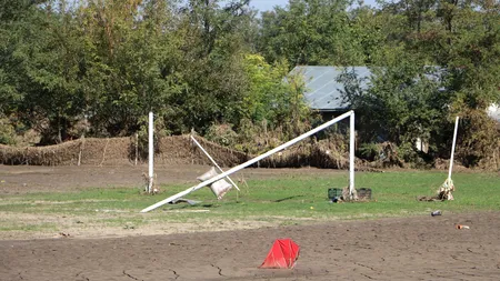 Teren de fotbal din Galați, devastat de viitură: Ca după bombardament! Nici barele porții nu au mai rămas în picoare