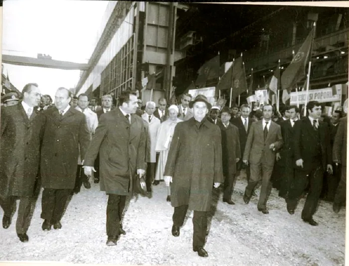 Ion Iliescu însoțindu-l pe Nicolae Ceaușescu la Combinatul de Utilaj Greu Iași, anii '80 / Foto: dezvaluirea.ro