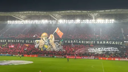 Scenografie emoționantă a fanilor lui Trabzonspor: un pompier ține în brațe un bebeluș scos dintre dărâmături (VIDEO)