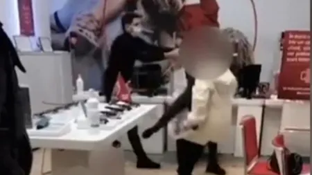 Incident într-un magazin din Capitală. Un angajat al unei companii de telefonie a trântit o femeie pe jos (VIDEO)