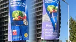 (VIDEO) LIDL pune în pericol pietonii și circulația pe drumurile publice, amplasând un banner publicitar cât un bloc de 14 etaje, fără să dețină avizele și expertizele legale în vigoare