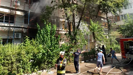 Incendiu la un bloc pe Calea Rahovei, cu degajări mari de fum: Şapte persoane au primit îngrijiri / 39 de locatari evacuaţi