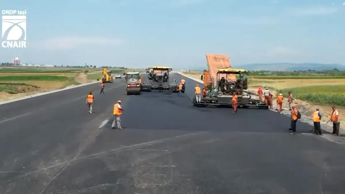 Cu PNRR nu e de glumă! Umbrărescu s-a mobilizat și a venit cu asfaltul pe un lot din Autostrada Moldovei (VIDEO)
