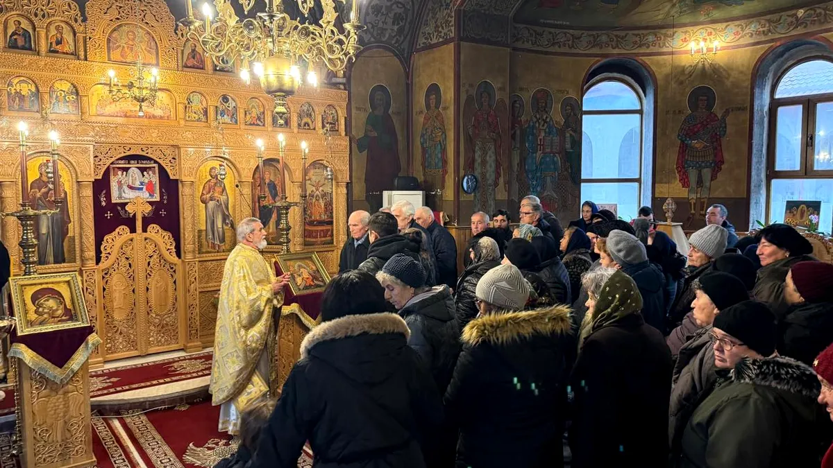 Credincioși uniți în rugăciune la Biserica Adormirea Maicii Domnului din Tânganu. Lăcașul de cult din Ilfov, împodobit cu lalele
